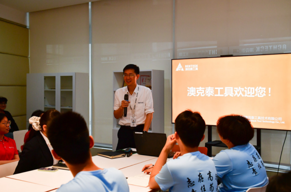 江西理工大学联动赣州经开区开展校地协作进企研学活动